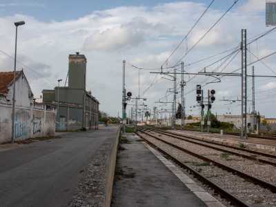 ...e curva a sinistra, fiancheggiando i binari